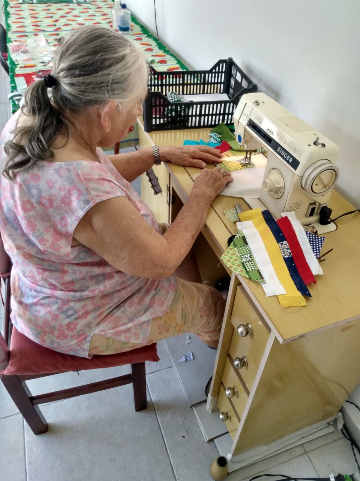 Costura artesanal de uma peça do Ateliê Maria Mariana